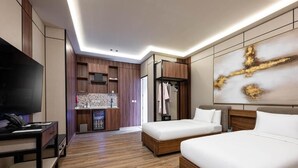 Ein modernes Hotelzimmer mit Holzboden, einem großen Bett, einem Fernseher, einem Kleiderschrank und einem Bild an der Wand.