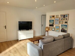 Televisión y chimenea 