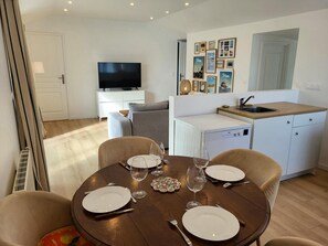 Dining - Gîte Les Pirouettes: private terrace, garden & Wi-Fi steps from the beach (Pirou)