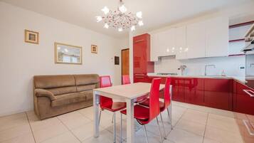 Apartamento, balcón, vistas a la ciudad | Restauración