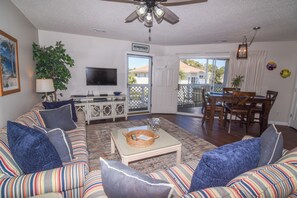 Smart TV, DVD player - 2 bedroom. 2 block easy walk to beach. Outdoor pool. (North Myrtle Beach)