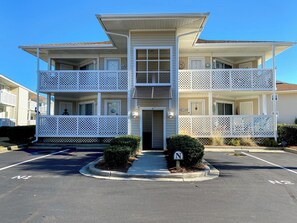 Exterior - 2 bedroom. 2 block easy walk to beach. Outdoor pool. (North Myrtle Beach)