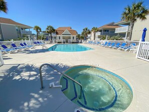 Outdoor pool - 2 bedroom. 2 block easy walk to beach. Outdoor pool. (North Myrtle Beach)