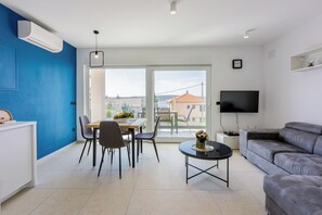 TV - Modern apartment with swimming pool, private parking, sea view (Crikvenica)