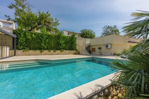 Outdoor pool - Modern apartment with swimming pool, private parking, sea view (Crikvenica)