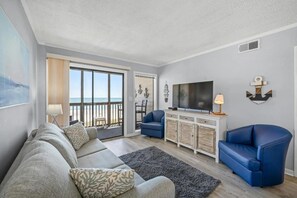 Smart TV - 3 bedroom 2.5 bath OF condo in Crescent Beach. Sleeps 8. Elevator. Pool. (North Myrtle Beach)