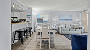 Un interno moderno con cucina, zona pranzo e soggiorno.