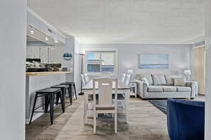 Smart TV - 3 bedroom 2.5 bath OF condo in Crescent Beach. Sleeps 8. Elevator. Pool. (North Myrtle Beach)