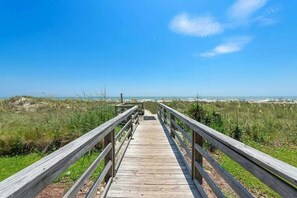 Property grounds - 3 bedroom 2.5 bath OF condo in Crescent Beach. Sleeps 8. Elevator. Pool. (North Myrtle Beach)