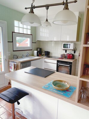Fridge, microwave, oven, stovetop - Seaside Vacation Home – Spacious, Welcoming, Garden, Wi-Fi (Pornic)
