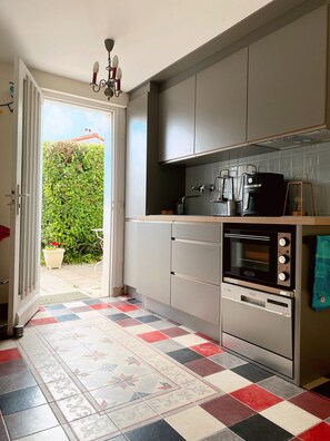 Fridge, microwave, oven, stovetop - Seaside Vacation Home – Spacious, Welcoming, Garden, Wi-Fi (Pornic)