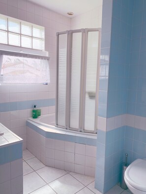 Shower, hair dryer - Seaside Vacation Home – Spacious, Welcoming, Garden, Wi-Fi (Pornic)