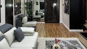 Una sala moderna con un sofá, una mesa de centro y un espejo grande.