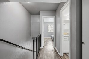 Interior - Nice and cozy 2BR townhome with full kitchen (Arlington)