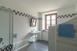 Douche, sèche-cheveux, bidet, serviettes fournies