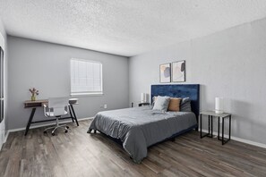 1 bedroom, desk, iron/ironing board, travel cot - Comfortable 1BR townhome for longer stays (Arlington)