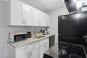 Fridge, microwave, oven, stovetop - Comfortable 1BR townhome for longer stays (Arlington)