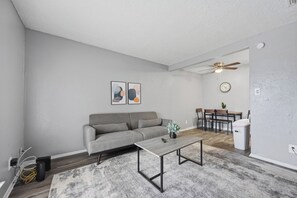 Smart TV, offices - Comfortable 1BR townhome for longer stays (Arlington)