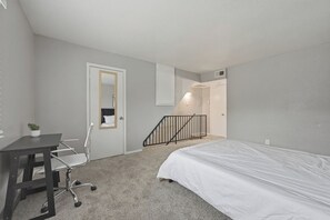 1 Schlafzimmer, Schreibtisch, Bügeleisen/Bügelbrett, Reisekinderbett