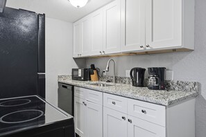 Fridge, microwave, oven, stovetop - Relaxing 1BR townhome with modern touches (Arlington)