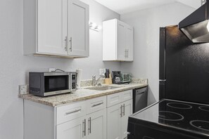 Kühlschrank, Mikrowelle, Ofen, Herdplatte
