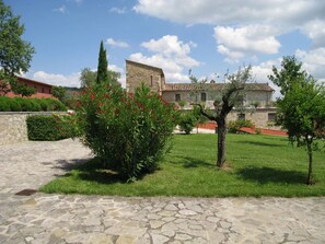 Property grounds - Cosy room with private pool, WIFI, A/C, TV, patio, pets allowed, panoramic view, close to Perugia (Agello)