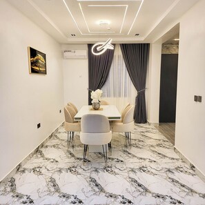 Appartamento Economy, balcone, vista città | Ristoranti