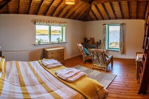 5 bedrooms, desk, travel crib, free WiFi - Stunning, rugged luxury on Knoydart, private boat access, wild outdoors, unique (Mallaig)
