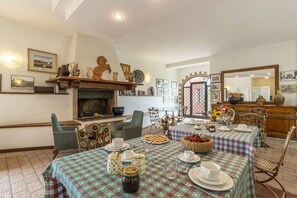 Dining - Cosy room with pool, A/C, WIFI, TV, patio, pets allowed and panoramic view, close to Perugia (Agello)
