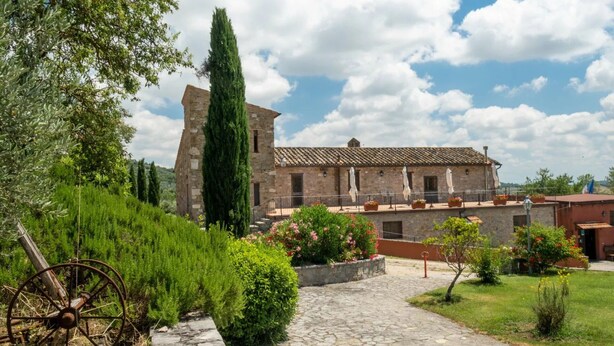 A stone building with a tiled roof, surrounded by greenery and a cobblestone path. - Nice room for 2 guests with A/C, WIFI, pool, TV, veranda and pets allowed, close to Perugia (Agello)