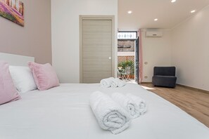 1 bedroom, WiFi, bed sheets - 'Vitali Home' - Apartment in the Heart of Catania (Catania)