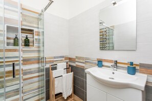 Dusche, Haartrockner, Handtücher