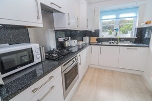 Dishwasher, cookware/dishes/utensils - Seaside Retreat (St Ives)