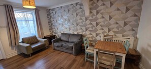 Comfort House | Living area - Spacious 4-Bedroom House (Dartford)