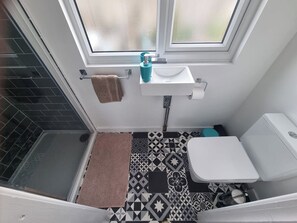 Comfort House | Bathroom - Spacious 4-Bedroom House (Dartford)