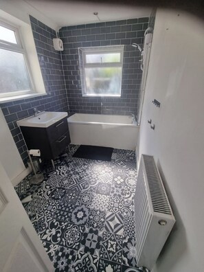 Comfort House | Bathroom - Spacious 4-Bedroom House (Dartford)