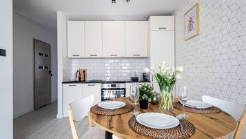 Apartment (36) | Private kitchen | Fridge, stovetop, electric kettle, cookware/dishes/utensils