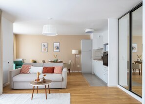 デラックス アパートメント 2 ベッドルーム | リビング エリア | 32 インチの薄型テレビ (デジタル放送視聴可)