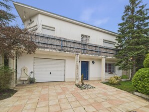 A two-story house with a garage, a balcony, and a well-maintained garden. - House for 6 people, 400m from the sea (La Bernerie-en-Retz)
