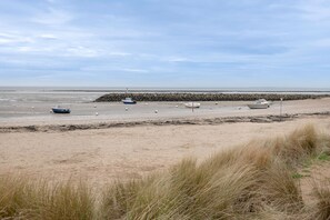 A sandy beach with boats and a stone wall. - House for 6 people, 400m from the sea (La Bernerie-en-Retz)