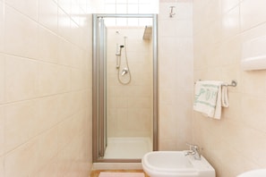 Shower, hair dryer, towels - Gandelli Holiday Home with Private Terrace, Wi-Fi and Air Conditioning (Orosei)