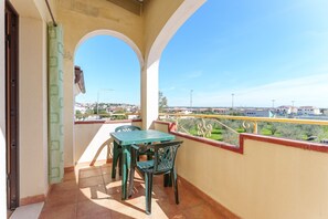 Outdoor dining - Gandelli Holiday Home with Private Terrace, Wi-Fi and Air Conditioning (Orosei)