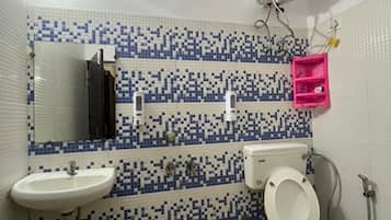 Deluxe Double Room, City View | Bathroom