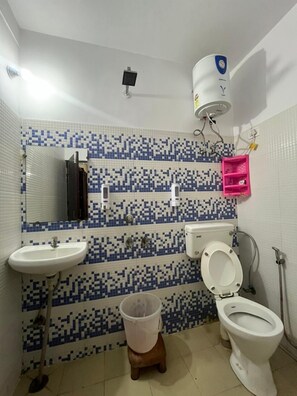 Deluxe Double Room, City View | Bathroom