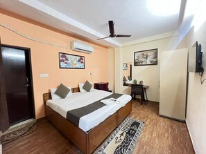 Kamar Double Deluks, pemandangan kota | Brankas, meja kerja, dan Wi-Fi gratis