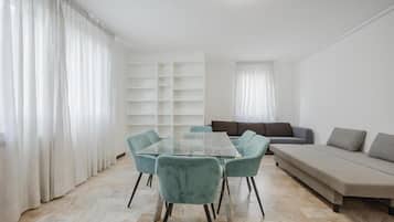 Apartamento superior, vistas al patio | Zona de estar