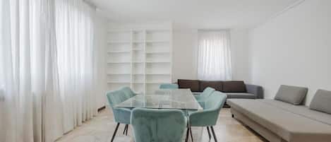 Superior Apartment, Courtyard View | Living area