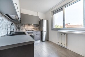 Apartamento superior, vistas al patio | Cocina privada
