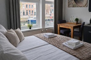 1 bedroom, iron/ironing board, Internet, bed sheets - Studio Zeeland - central location - kitchen - North Sea beach 25 min (Goes)