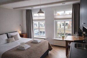 1 bedroom, iron/ironing board, Internet, bed sheets - Studio Zeeland - central location - kitchen - North Sea beach 25 min (Goes)